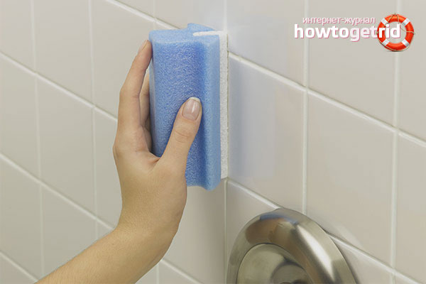 La façon mécanique de nettoyer les joints entre les carreaux