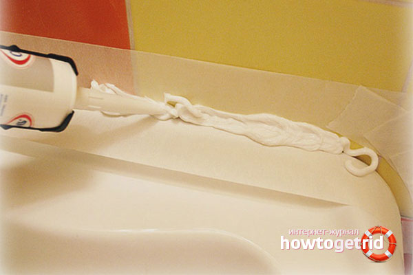 Sceller les joints entre la salle de bain et le mur avec du mastic silicone