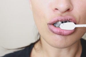 How to whiten teeth with activated charcoal