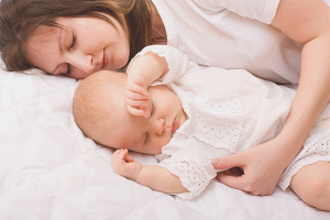 How to wean a child to sleep with mom