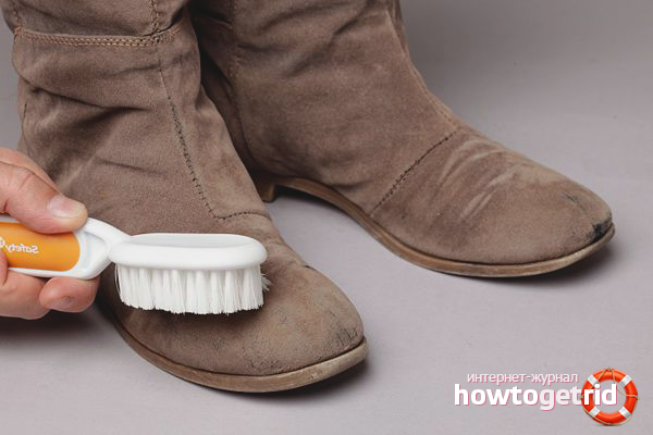 So reinigen Sie leichte Schuhe von Salz