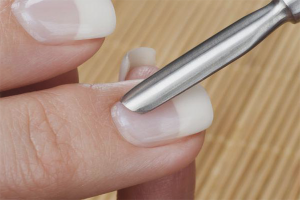 How to use a cuticle pusher