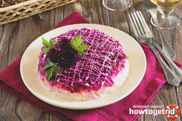 Hering unter einem Pelzmantel während der Stillzeit