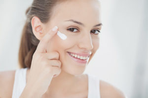 Caring for the skin around the eyes